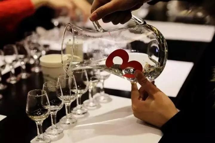 酱香白酒与酿造白酒有什么区别,怎么识别酱香白酒是酿造还是勾兑