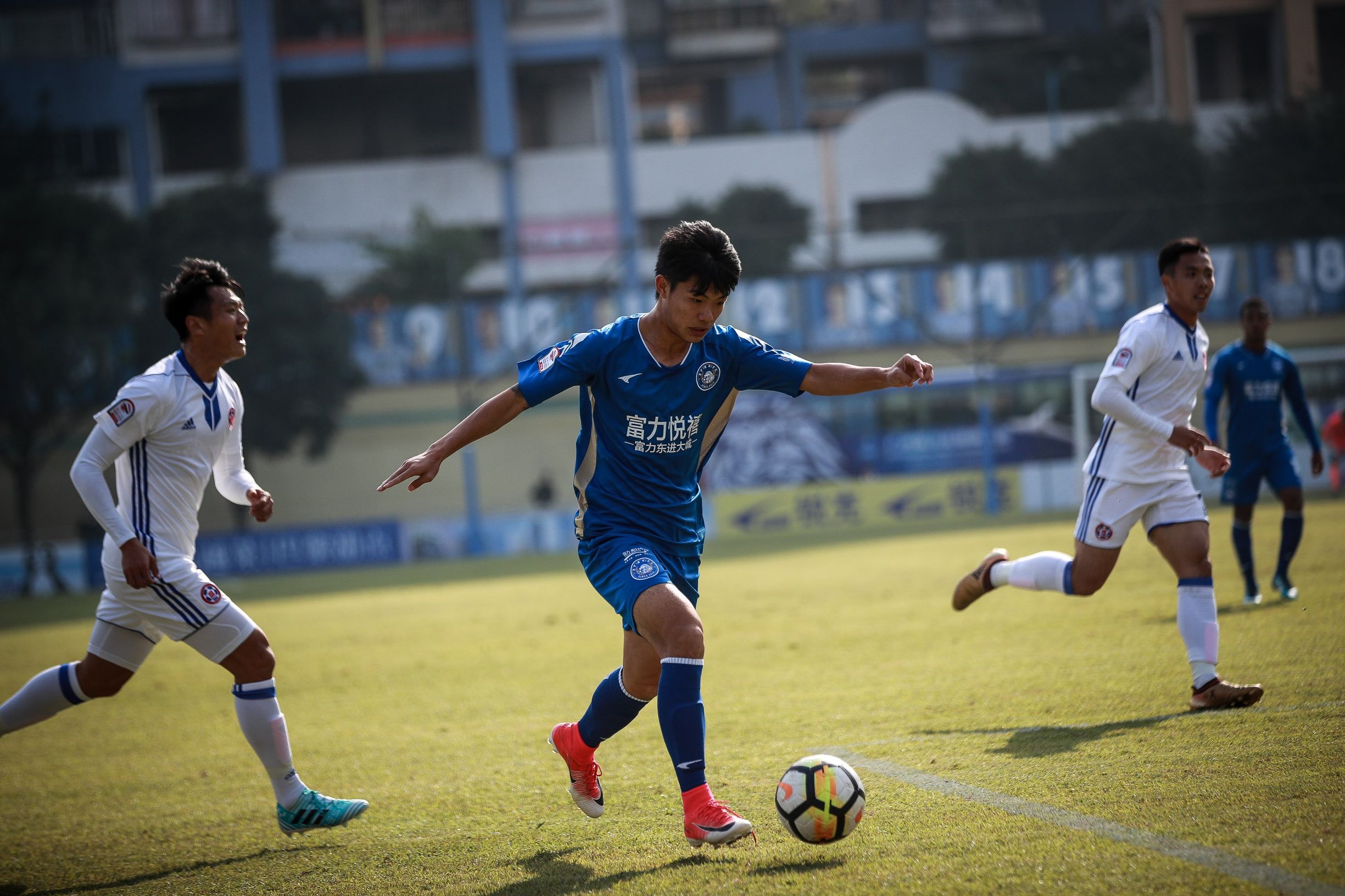 港超富力,港超主场首战久攻不下憾负东方