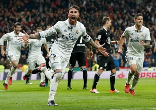 足坛能进攻还能防守的右边后卫,足坛进攻能力强的后卫