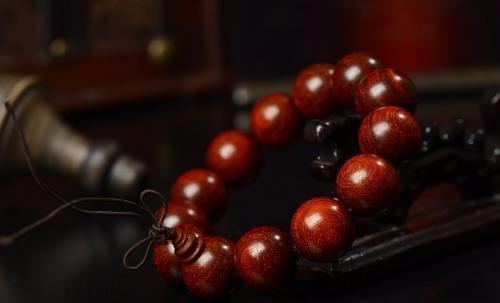 小叶紫檀手串没盘好发黑怎样处理,印度小叶紫檀手串正确的盘玩方法