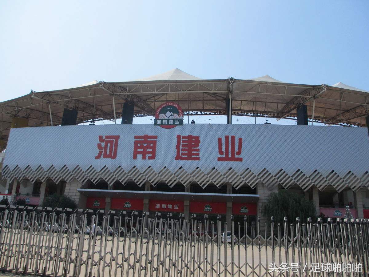 足球场摇身一变成高尔夫,足球场和综合体育场转换