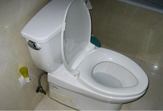 马桶堵了用保鲜膜快速疏通,马桶堵了怎么用保鲜膜才能通呢