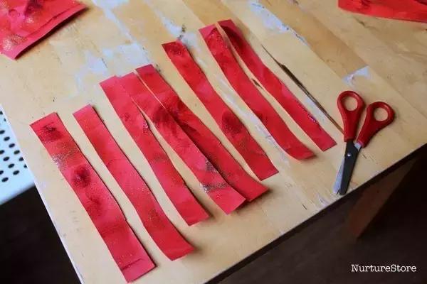 幼儿园元旦手工制作：鞭炮灯笼卡纸舞龙等，8个教程“年味”十足