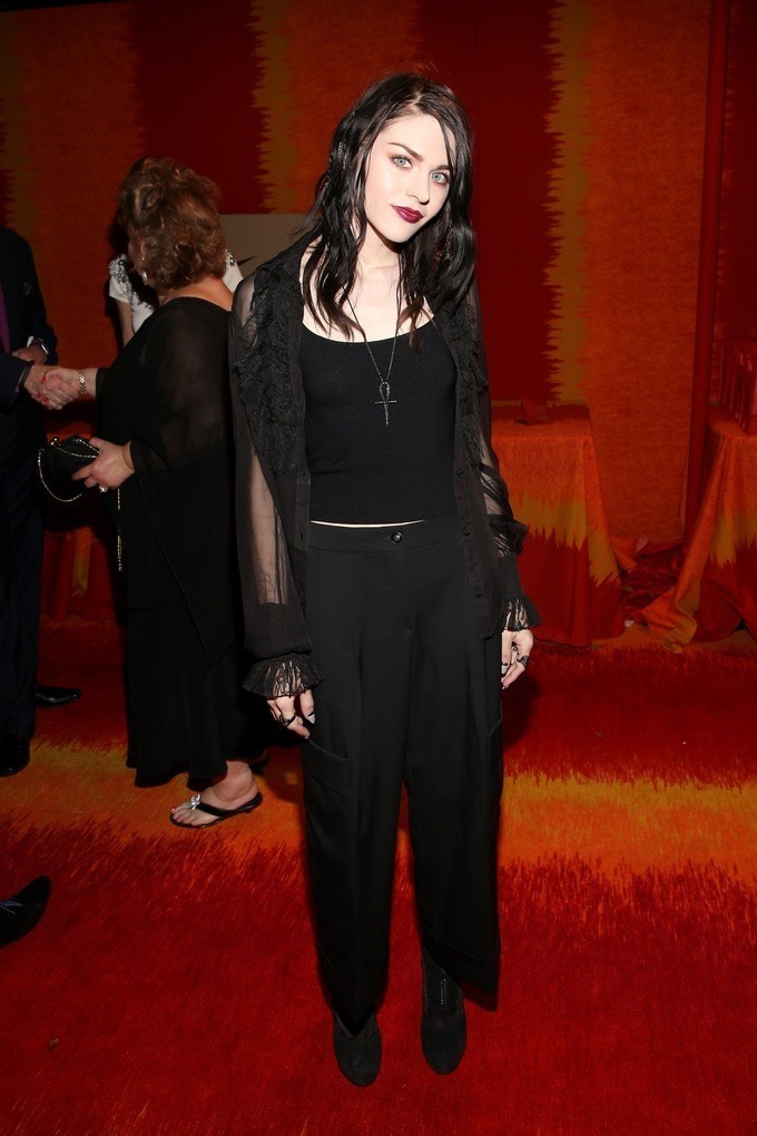 除了4.5亿美金，她吞枪自杀的父亲留下了更宝贵的遗产