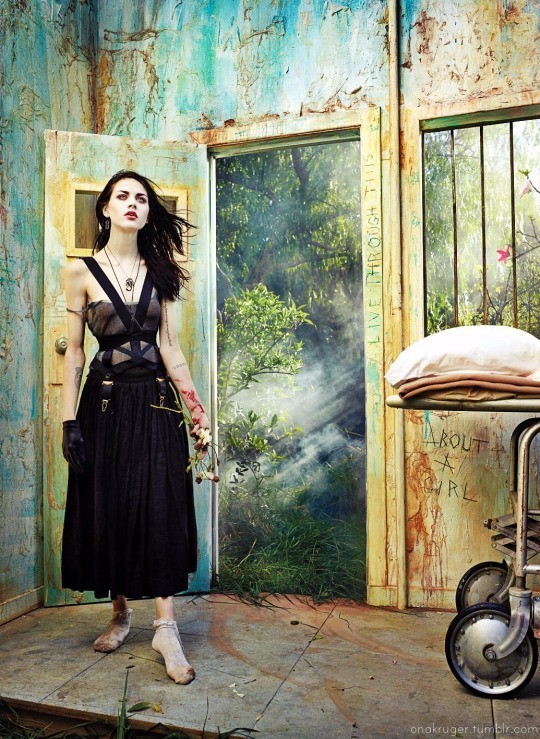 除了4.5亿美金，她吞枪自杀的父亲留下了更宝贵的遗产