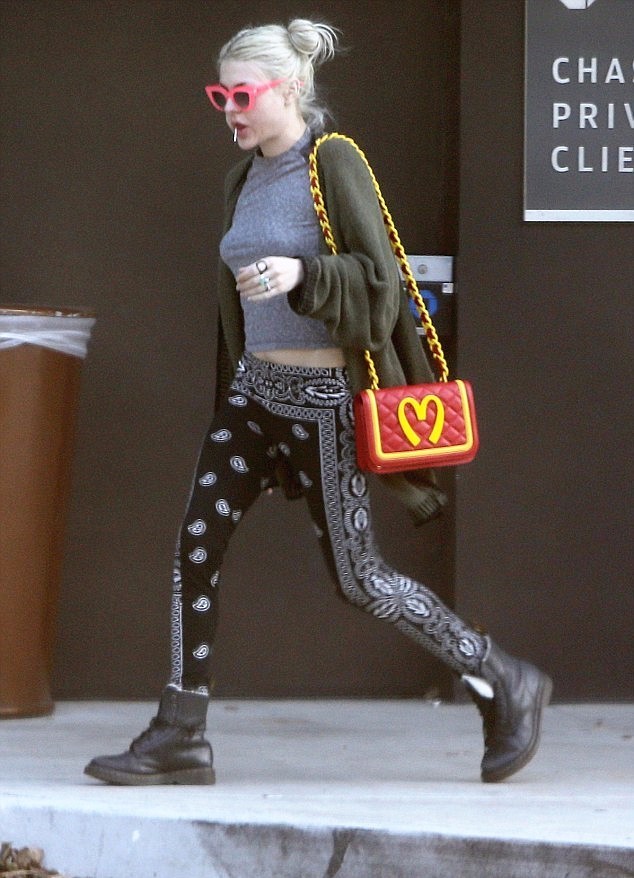 除了4.5亿美金，她吞枪自杀的父亲留下了更宝贵的遗产