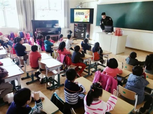 听，小花朵们走进秋天的声音——记我校学前部开展“多彩的秋天”主题开放活动