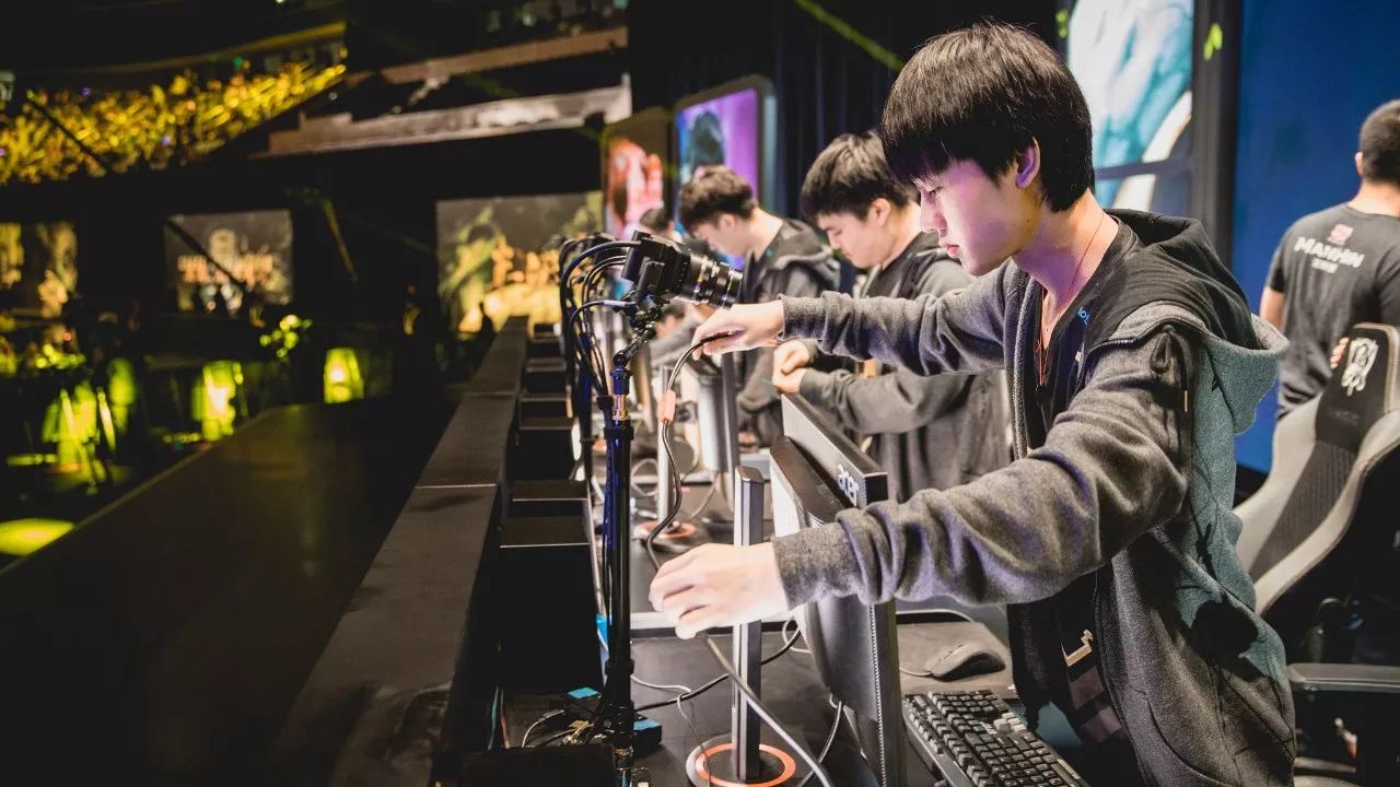 电竞人走上人生巅峰,电竞人的拼搏