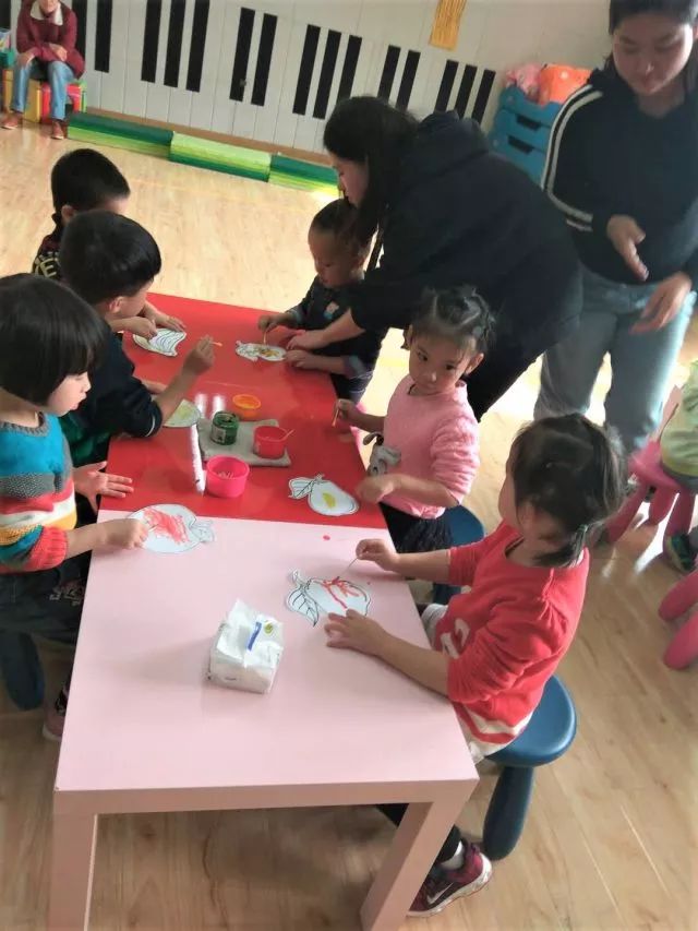 听，小花朵们走进秋天的声音——记我校学前部开展“多彩的秋天”主题开放活动