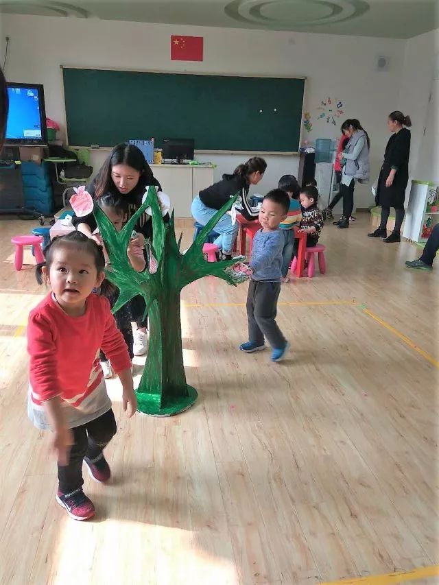 听，小花朵们走进秋天的声音——记我校学前部开展“多彩的秋天”主题开放活动