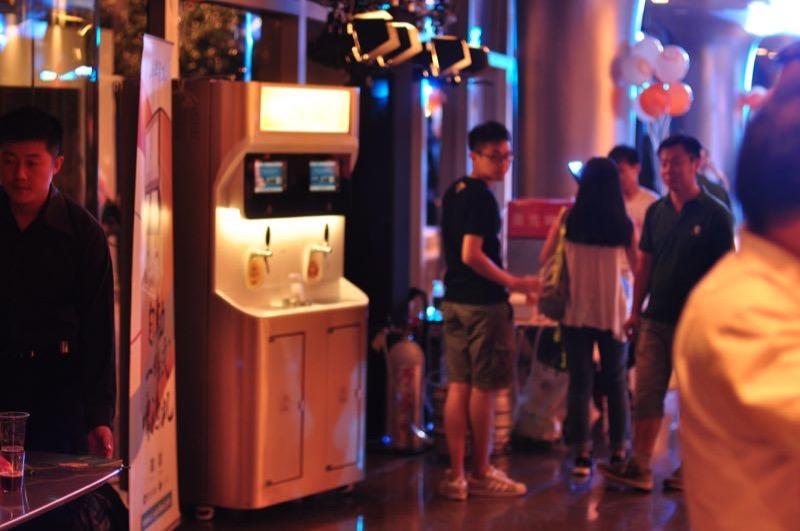 他有一台智能饮品机轻触按钮杯底咕噜咕噜冒啤酒预计年底投放