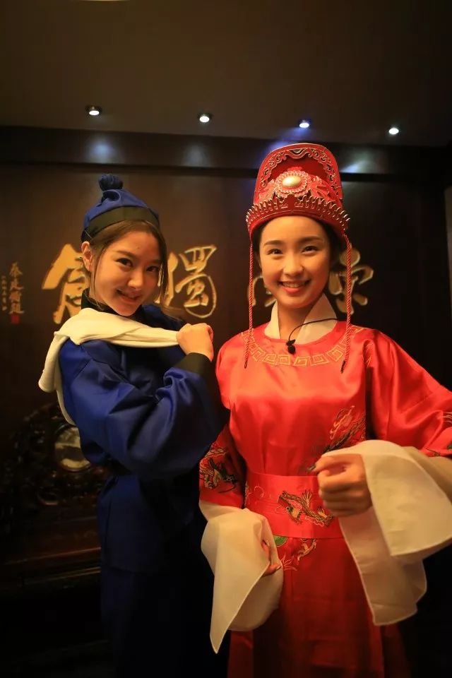 今晚22:40《美女乐游记》小剧场爆笑上演主持人“戏精”附体带你玩转杭州的前世今生~