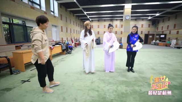 今晚22:40《美女乐游记》小剧场爆笑上演主持人“戏精”附体带你玩转杭州的前世今生~