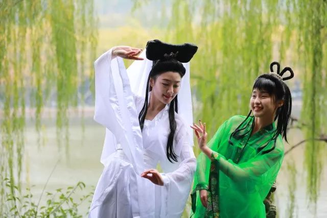 今晚22:40《美女乐游记》小剧场爆笑上演主持人“戏精”附体带你玩转杭州的前世今生~