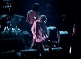 除了4.5亿美金，她吞枪自杀的父亲留下了更宝贵的遗产