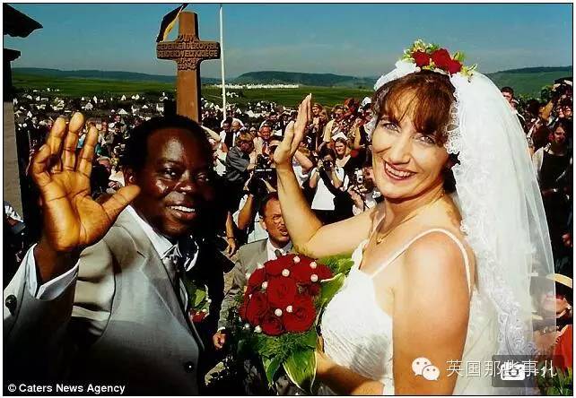 做着修理工的活，顺便用skype管理国家的国王，大概这是唯一一个