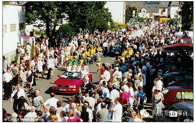 做着修理工的活，顺便用skype管理国家的国王，大概这是唯一一个