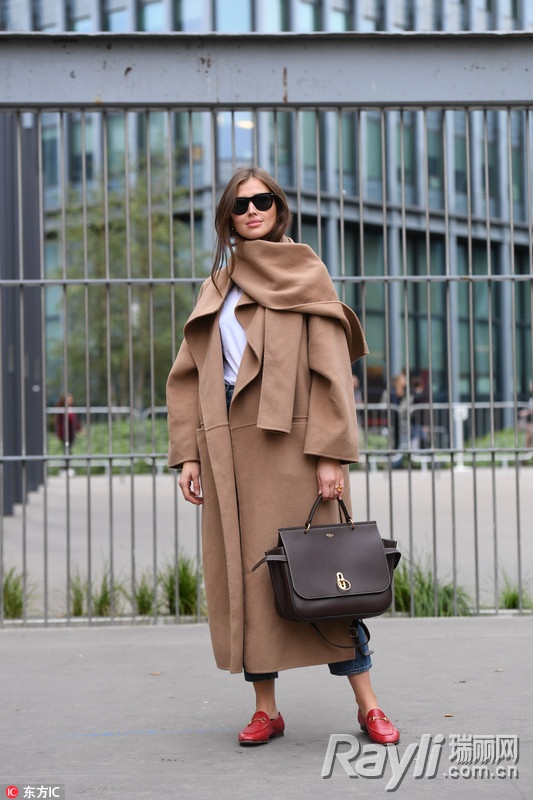 想做多金有品“好命女”？那你缺袁姗姗娜扎的驼色大衣