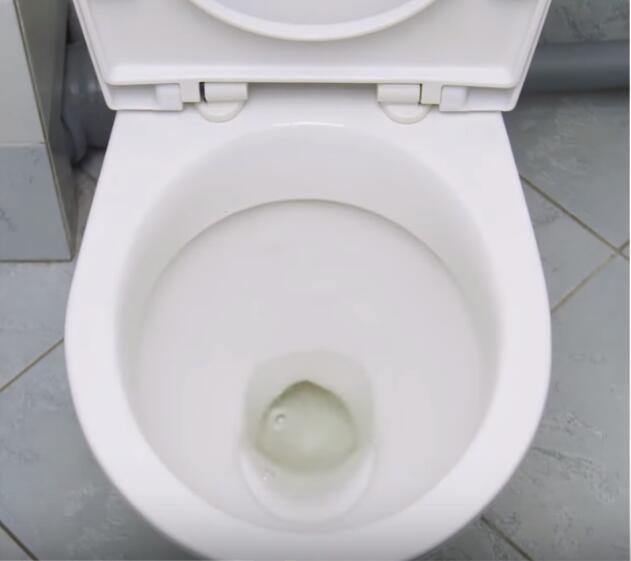 马桶堵了用保鲜膜快速疏通,马桶堵了怎么用保鲜膜才能通呢