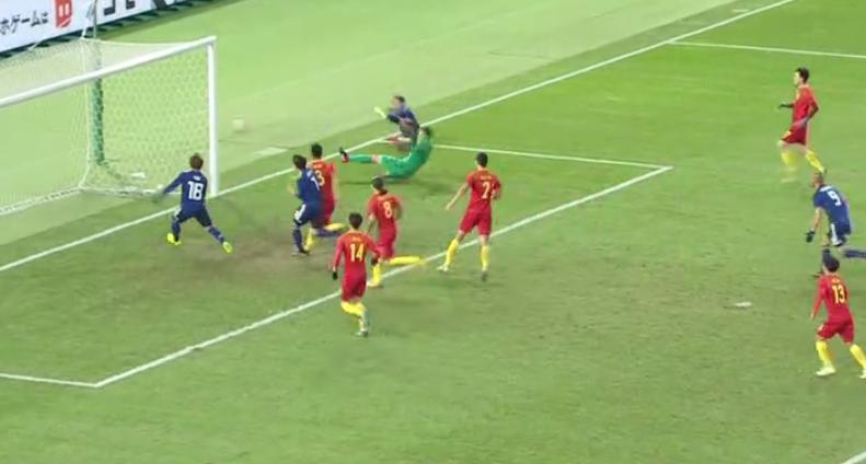 国足福星——于大宝战韩日都进球！太点背——王大雷吞45米吊射！