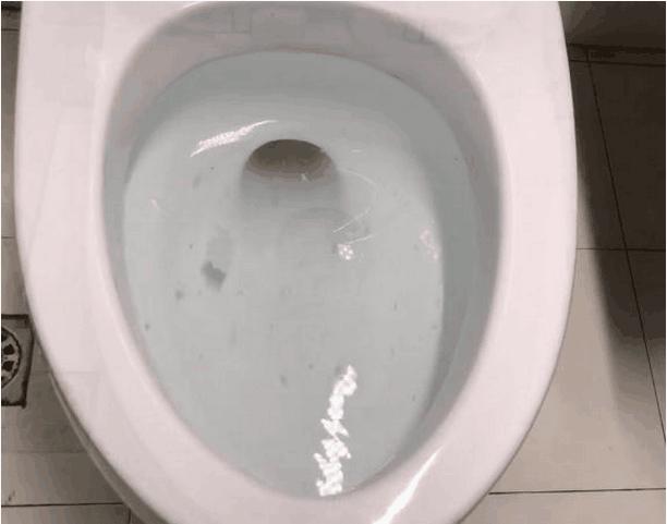马桶堵了用保鲜膜快速疏通,马桶堵了怎么用保鲜膜才能通呢
