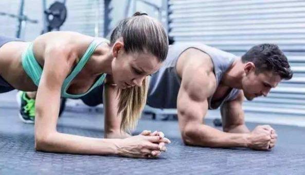 平板支撑腹部紧致训练,练腰练臀的动作平板支撑