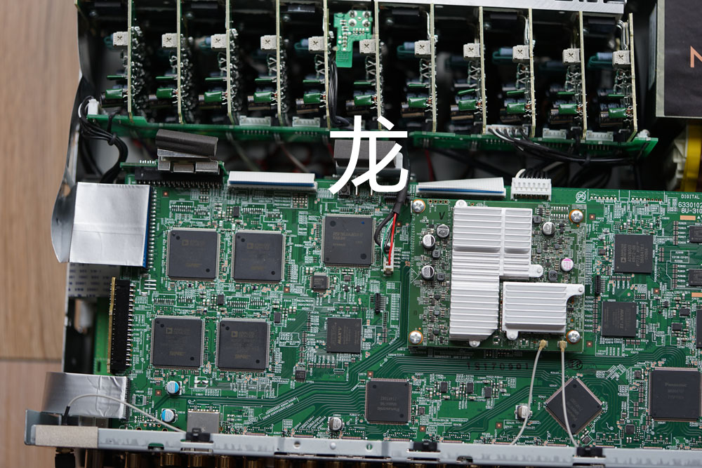 天龙AVR-X6400H和马兰士SR6012拆解！谈两台相差一万的AV功放区别