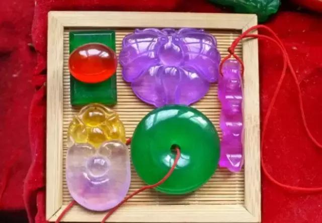 价值百万的翡翠只卖8900？还有北京大学出的检测书？