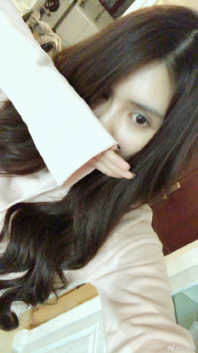 LOL主播张琪格决定改变直播风格，要做温柔大姐姐，只劈柴发嗲