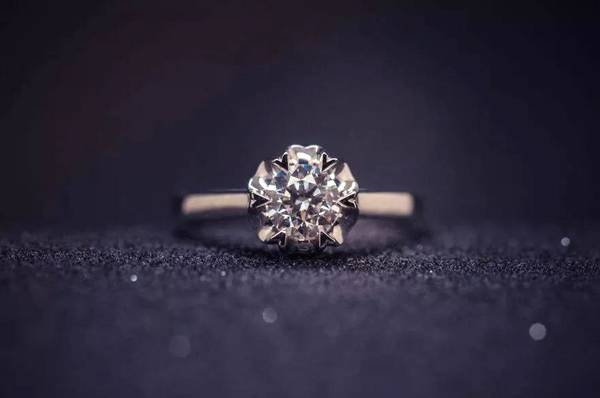 发黄的钻石≠黄钻，手上的钻石发黄了，难道是买到了假货？