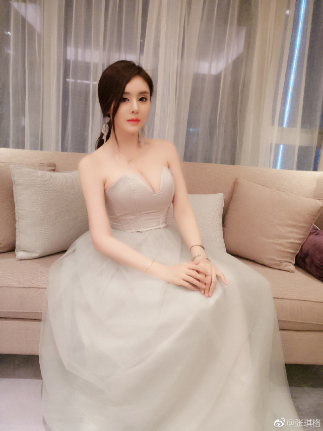 LOL主播张琪格决定改变直播风格，要做温柔大姐姐，只劈柴发嗲