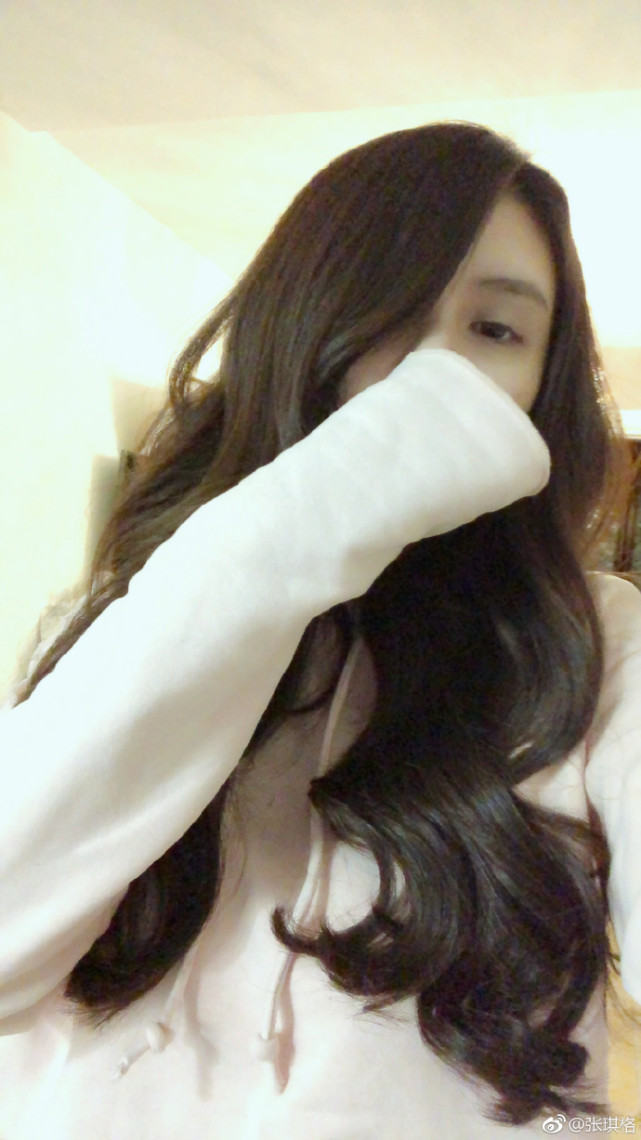 LOL主播张琪格决定改变直播风格，要做温柔大姐姐，只劈柴发嗲