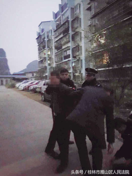 执行雨中拘老赖,法院执行老赖违法