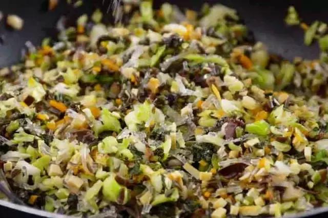 简单素萝卜馅饺子怎么做才好吃,南瓜鸡蛋馅的素饺子怎么调馅好吃