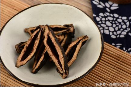 40岁男子食“槟榔”成瘾，医生看见都吐了，口腔取出黑色粘稠物！