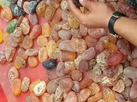 假琥珀蜜蜡用什么做的,假蜜蜡琥珀