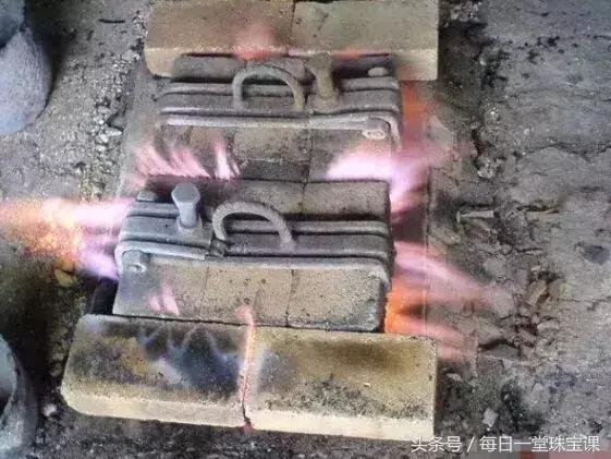 自己家里有大量黄金如何变现,如果挖到一吨黄金该怎么卖出去