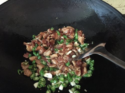 脆皮五花肉做什么菜好吃,特别下饭的五花肉小炒菜来了