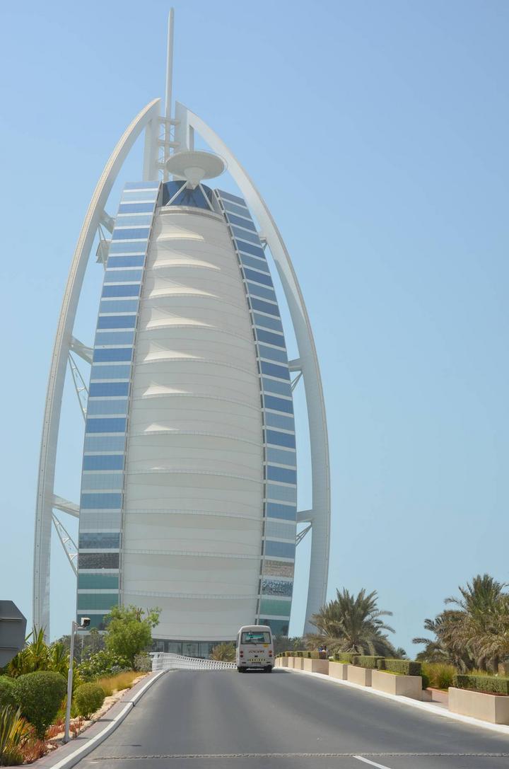 迪拜土豪真多街上全是豪车,迪拜土豪除了豪车还有什么