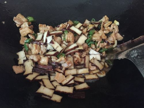 脆皮五花肉做什么菜好吃,特别下饭的五花肉小炒菜来了