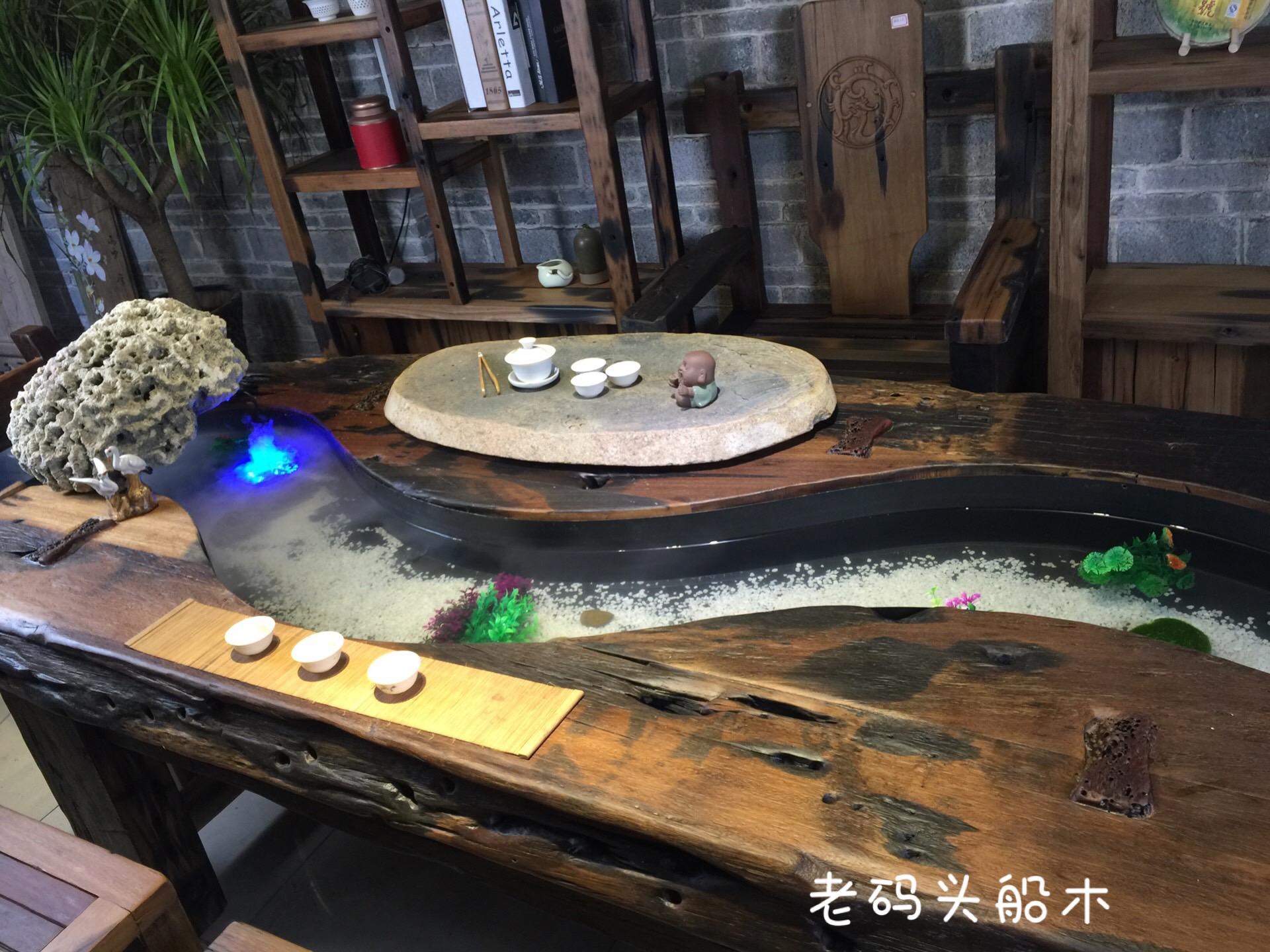 老船木茶桌放家里为什么不好看,大板茶桌和老船木茶桌哪个好看