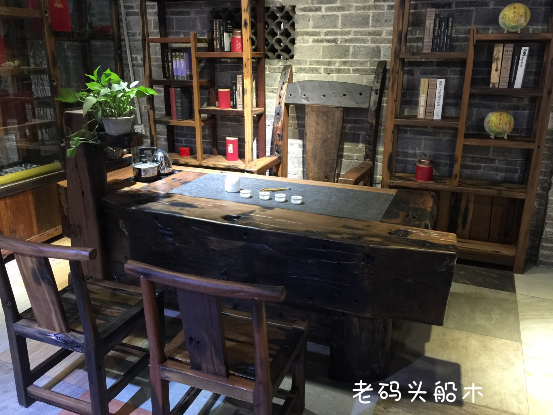 老船木茶桌放家里为什么不好看,大板茶桌和老船木茶桌哪个好看