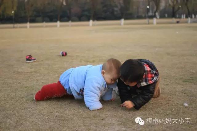 宝宝学走路用学步带还是学步车,宝宝学走路时用学步车还是学步带