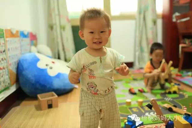 宝宝学走路用学步带还是学步车,宝宝学走路时用学步车还是学步带