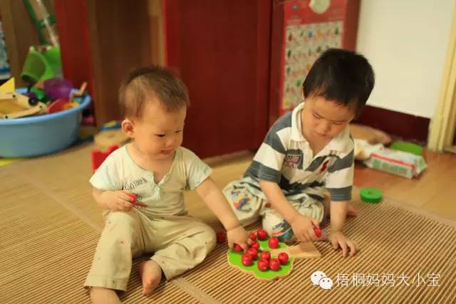 宝宝学走路用学步带还是学步车,宝宝学走路时用学步车还是学步带