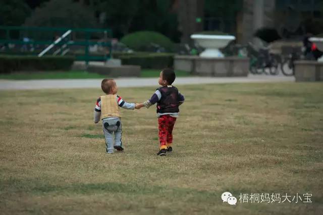 宝宝学走路用学步带还是学步车,宝宝学走路时用学步车还是学步带