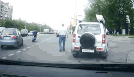 搞笑gif趣图这回头一笑绝了,张译笑得喷饭gif