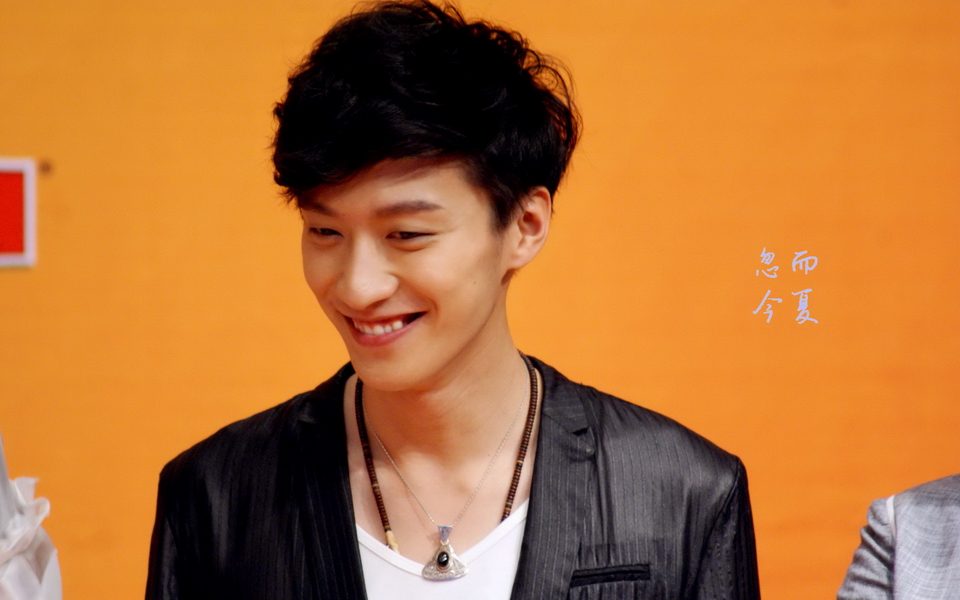 *钟金**铉27岁，乔任梁28岁，但自杀的明星里，最年轻可惜的是她