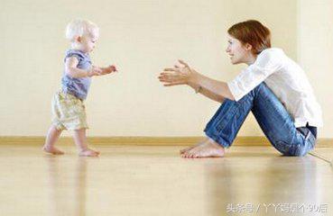 牵着孩子走路的危害,牵着宝宝学走路好不好