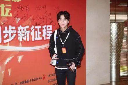 林更新鹿晗红色外套,鹿晗为什么出门水杯不离手